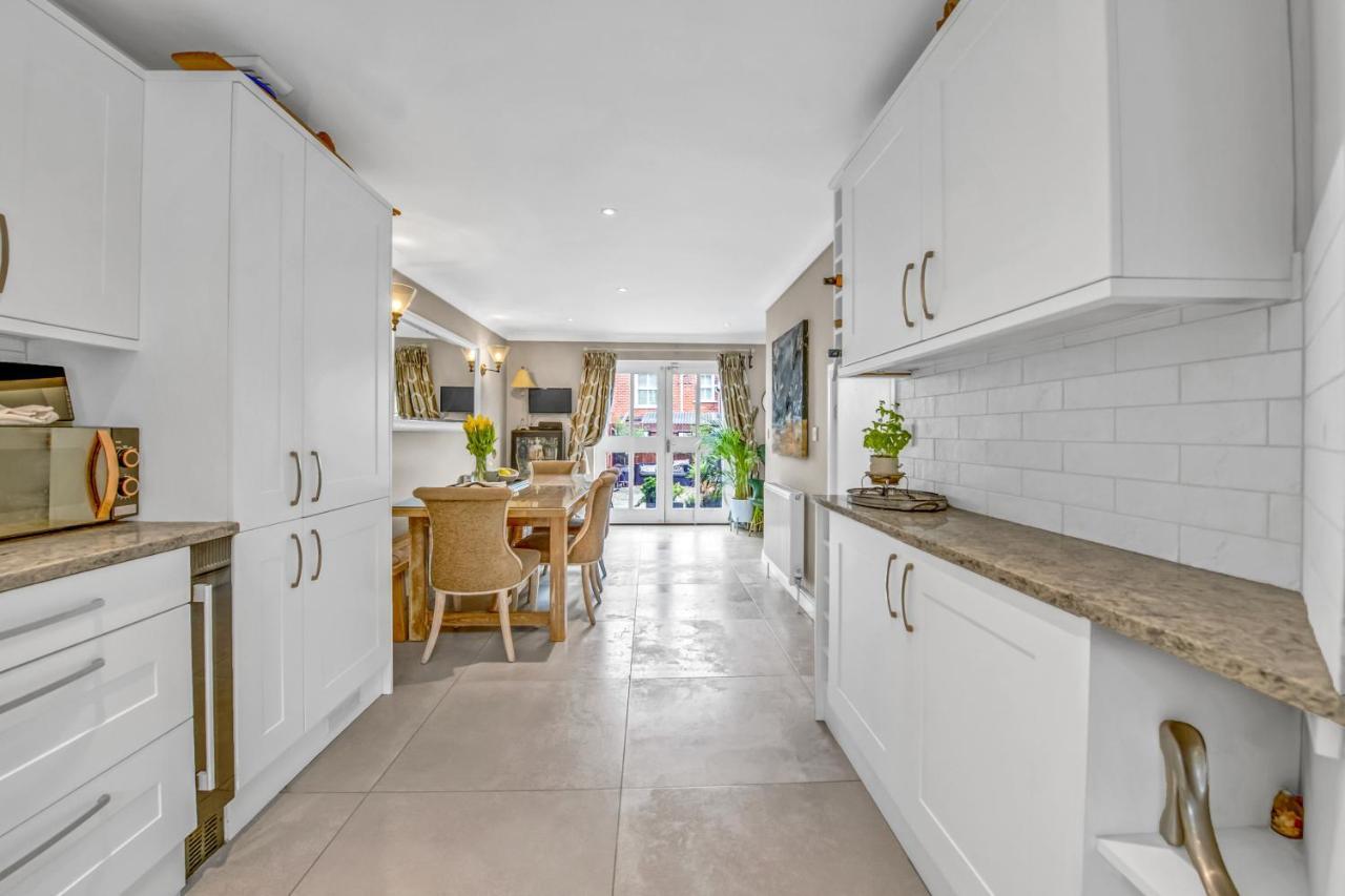 Stylish 3 Bedroom Townhouse For 5 Guests, Set In The Medieval Grid With Off Street Parking Bury St. Edmunds ภายนอก รูปภาพ
