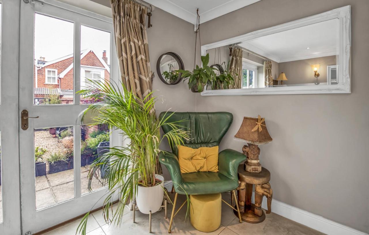 Stylish 3 Bedroom Townhouse For 5 Guests, Set In The Medieval Grid With Off Street Parking Bury St. Edmunds ภายนอก รูปภาพ