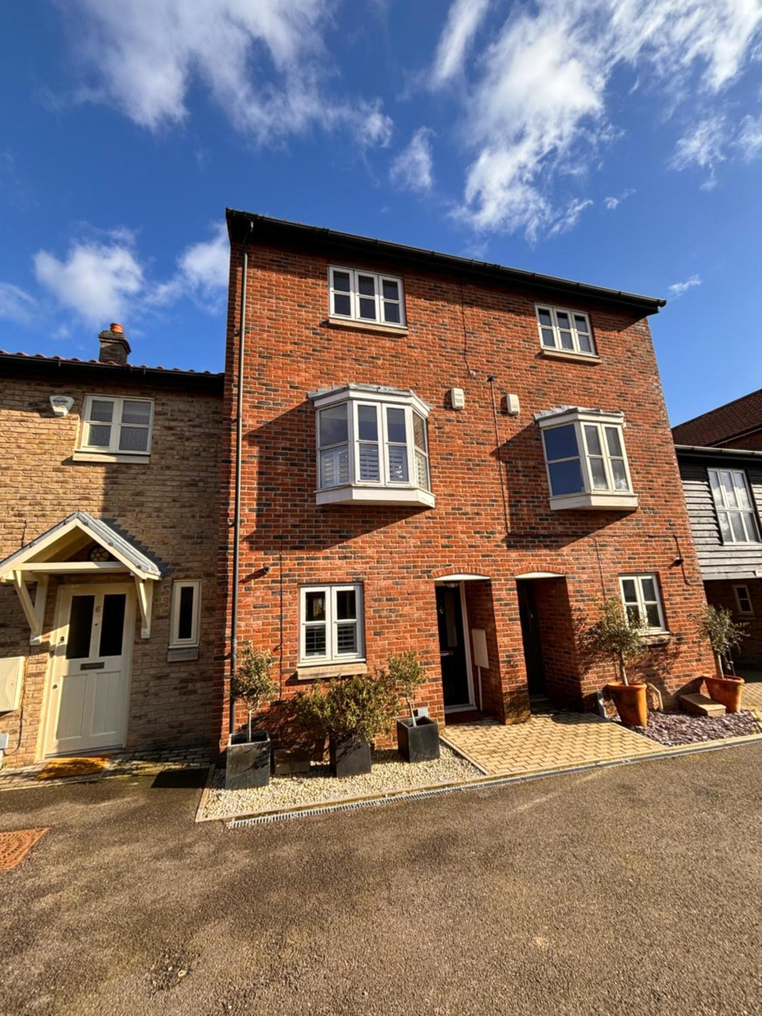 Stylish 3 Bedroom Townhouse For 5 Guests, Set In The Medieval Grid With Off Street Parking Bury St. Edmunds ภายนอก รูปภาพ